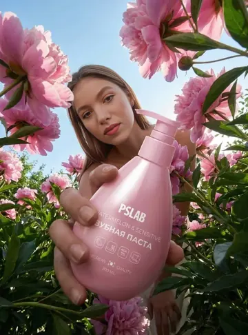 Werbeanzeige für ein Körperpflegeprodukt zwischen rosa Pfingstrosen